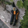Kép 2/2 - Fiskars Solid™ metszőolló, mellévágó P 321